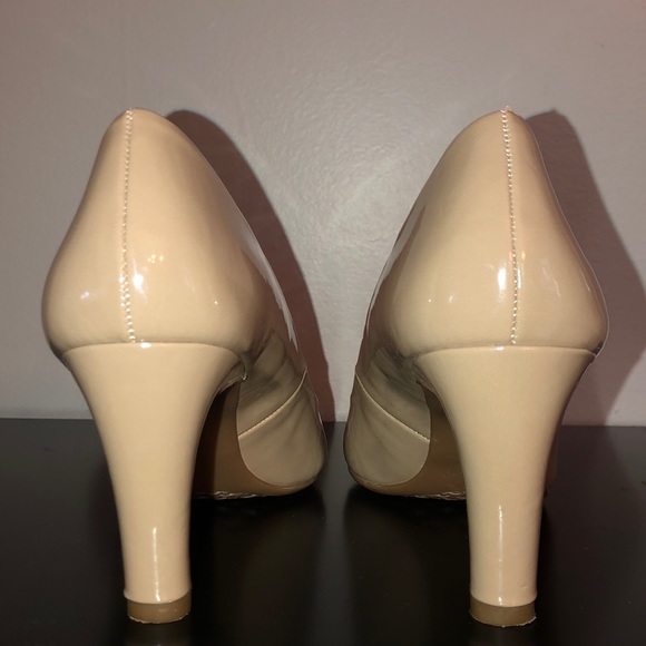 Bandolino Lantana Taupe Heels - Picture 4 of 8